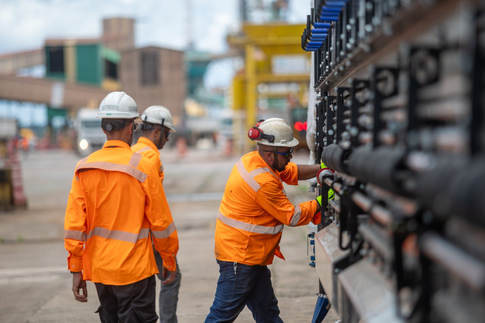 Equipe de trabalhadores em operação industrial — Fredi Fotos